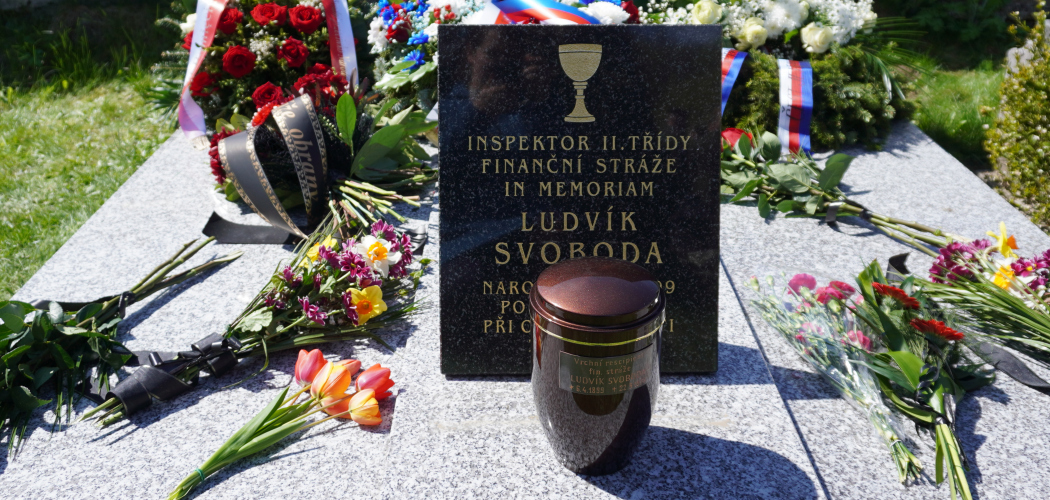 Pohřeb repatriovaného hrdiny – vrchního respicienta finanční stráže Ludvíka Svobody