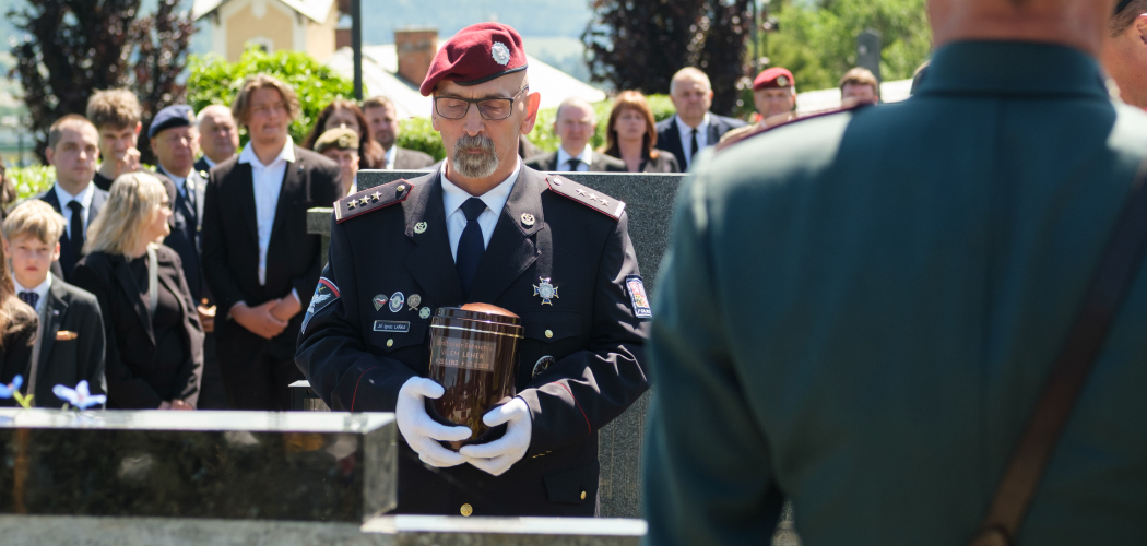 Pohřeb repatriovaného hrdiny – strážmistra četnictva Viléma Lehera
