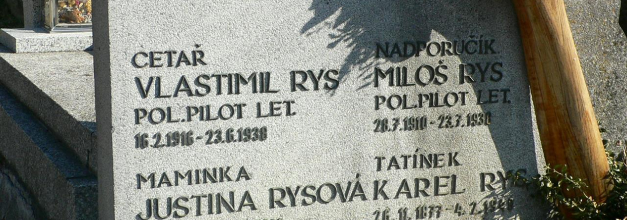 Detail rodinného hrobu rodiny Rysů, v němž jsou uloženi také bratři Rysové.