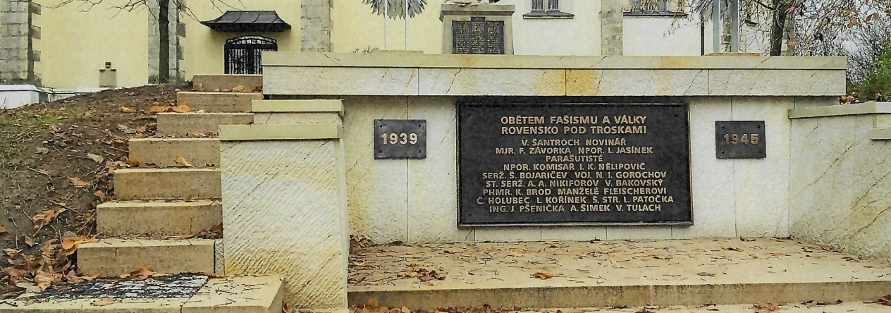 Zrenovovaný Památník v Rovensku pod Troskami