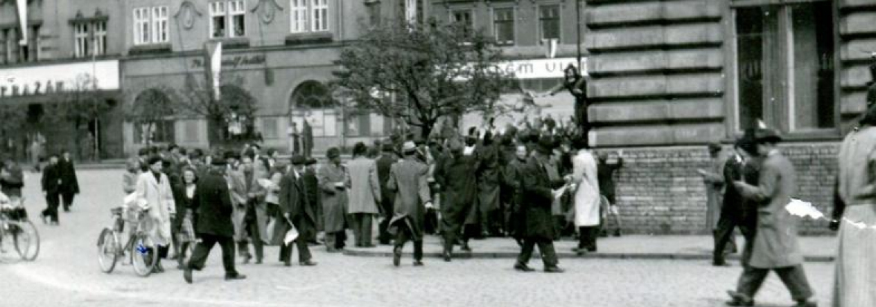 První okamžiky přerovského povstání. Srocování davu u Městského domu na Náměstí TGM (Dolní náměstí)