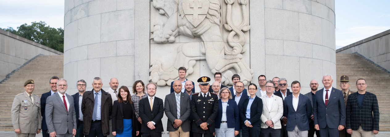 Skupinová fotka účastníků setkání European War Heritage Working Group před Národním památníkem na Vítkově. 