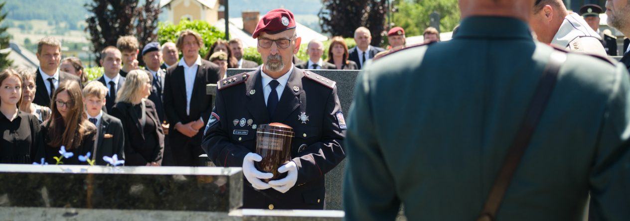 Pohřeb repatriovaného hrdiny – strážmistra četnictva Viléma Lehera