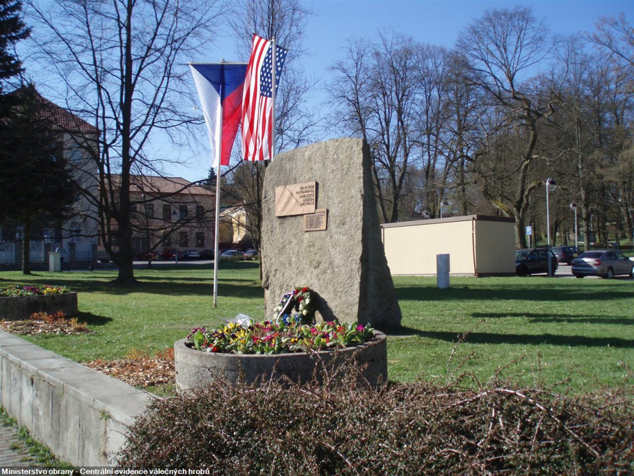 Kamenný obelisk v Aši s památeční deskou se jmény padlých amerických vojáků