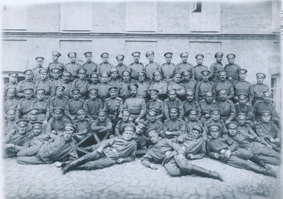 Česká družina, 1. rota v Kyjevě v roce 1914. Uprostřed ruský velitel roty škpt. Zemdalevský, vlevo od něj por. Kotínský a vpravo prap. Tesař.