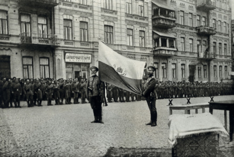 Praporečník Jaroslav Heyduk (někdy též Hejduk) a pplk. Sozentovič s praporem České družiny, ještě bez zemských znaků