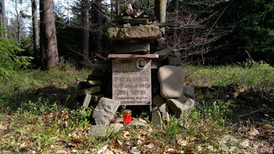 Mohyla na hoře Smrk v místě, kde padl rtn. Josef Bierský.