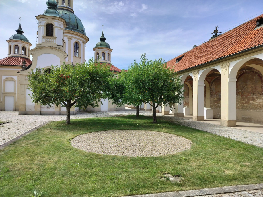 Ekumenický hrob padlých z bitvy na Bílé hoře v areálu kostela Panny Marie Vítězné na Bílé hoře. 