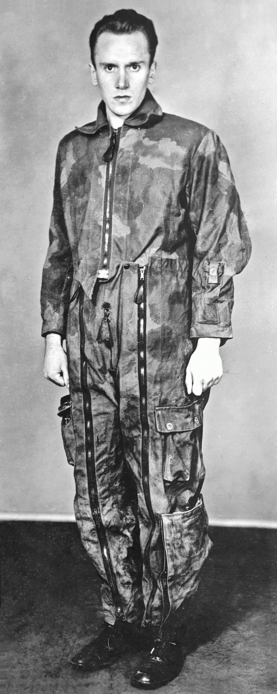 František Pavelka v maskovací seskokové kombinéze, jak byl po zadržení naaranžovaně vyfocen pro potřeby gestapa v zimě 1941.