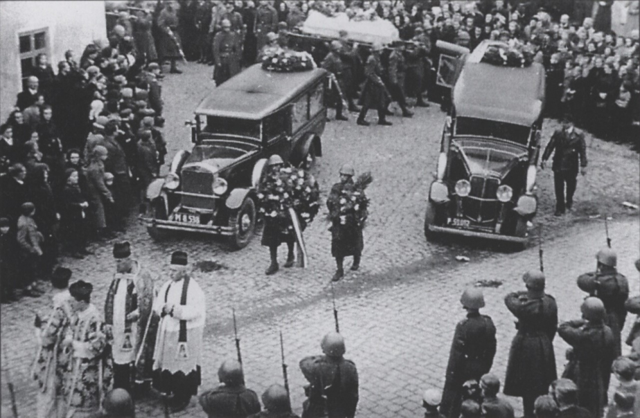 Nakládání ostatků Antonína Černého a Bedřicha Stuchlíka do pohřebních vozů v klášteře v Letovicích. 