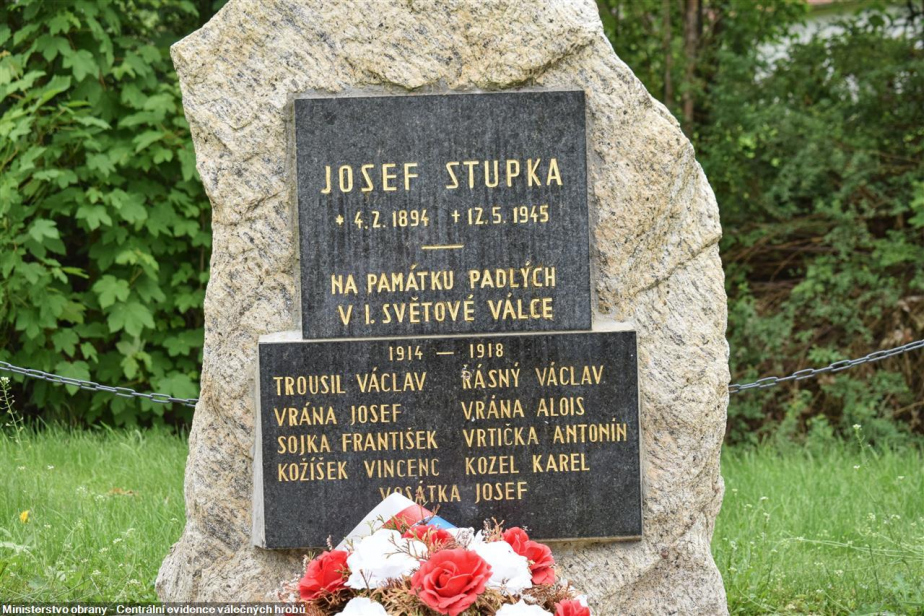 Detailní pohled na zrenovované nápisové desky na pomníku v Křížově. 