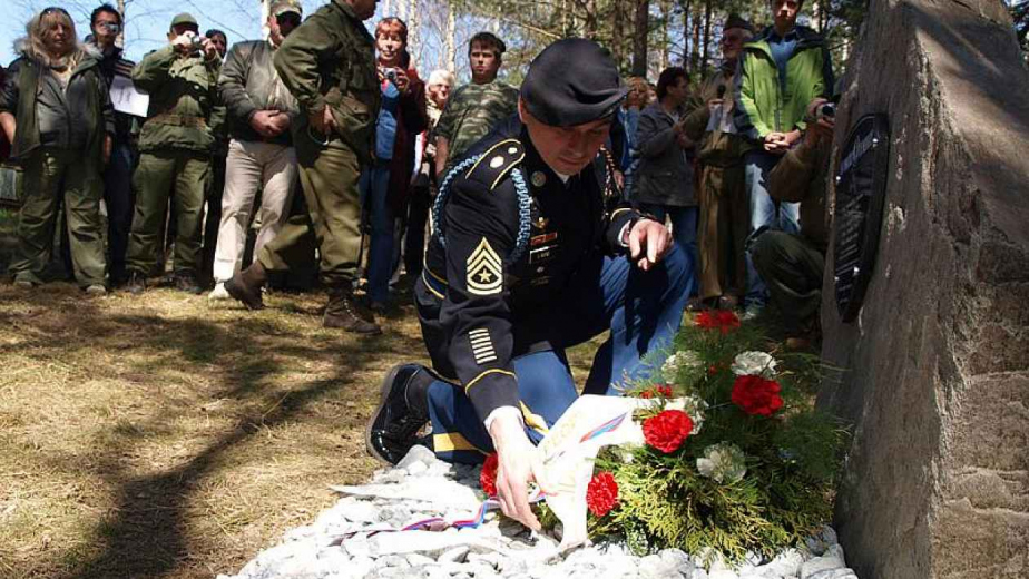 Fotografie z pietního aktu u pomníku americkým letcům u obce Zdíky za přítomnosti amerických vojáků v dubnu 2010. 