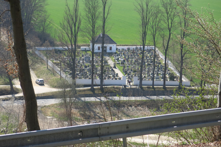 Pohled na hřbitov Zlatá Koruna - Rájov. 