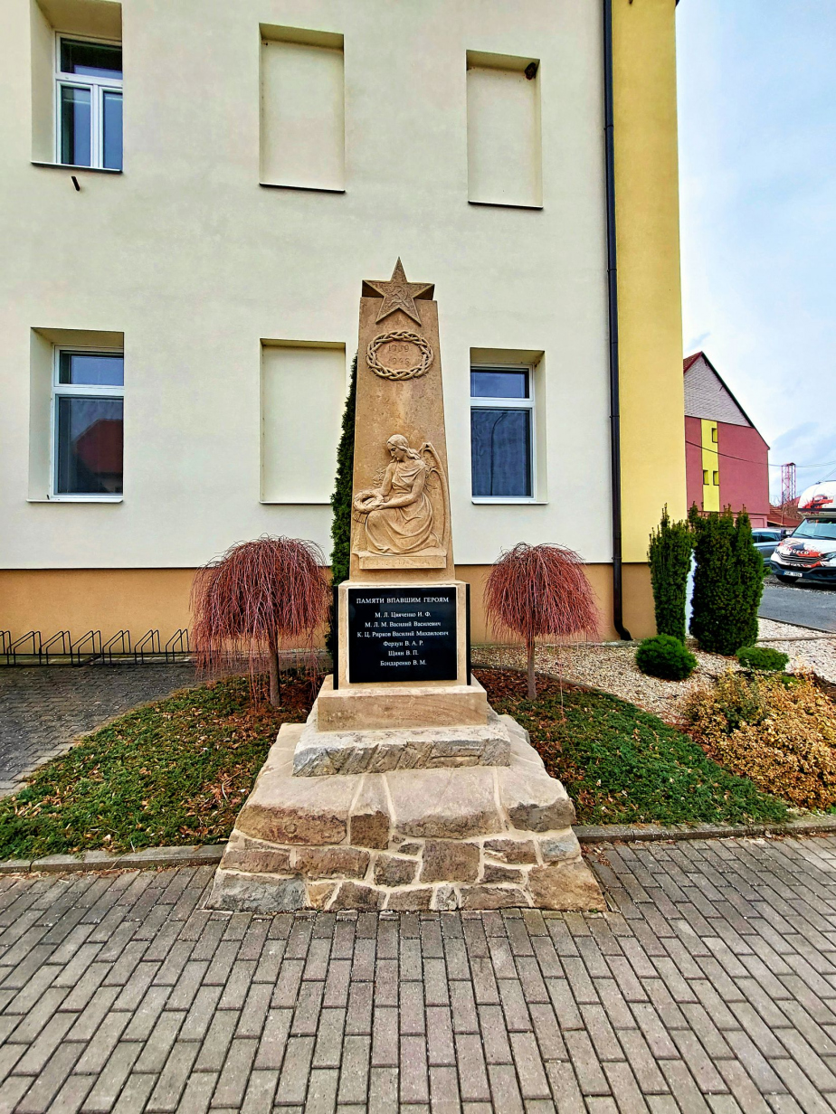 Pohled na pomník před slavkovským obecním úřadem po renovaci. 