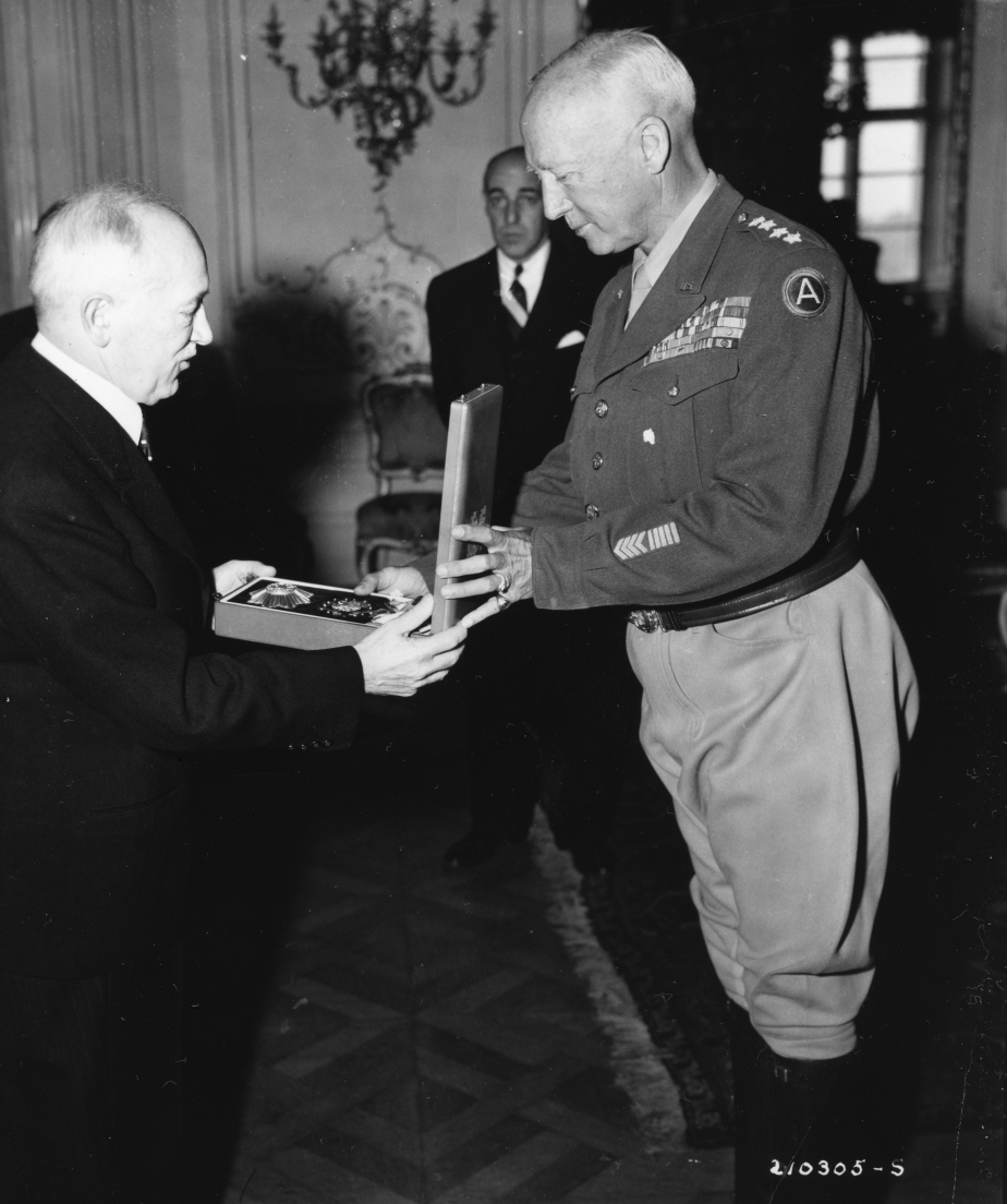 Velitel 3. armády generál George S. Patton přebírá 27. července 1945 od prezidenta Edvarda Beneše Řád Bílého lva.