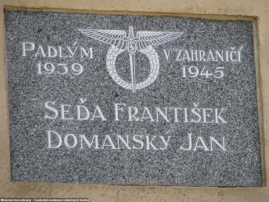 Detail pomníku v obci Hýsly se jménem letce Jana Domanského. 