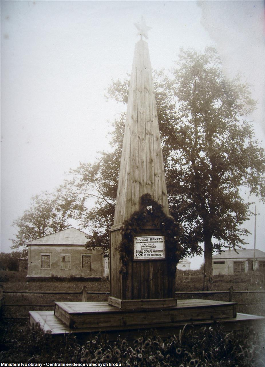 Dočasný pomník padlým Čechoslovákům v ukrajinském Sokolovo v roce 1943.