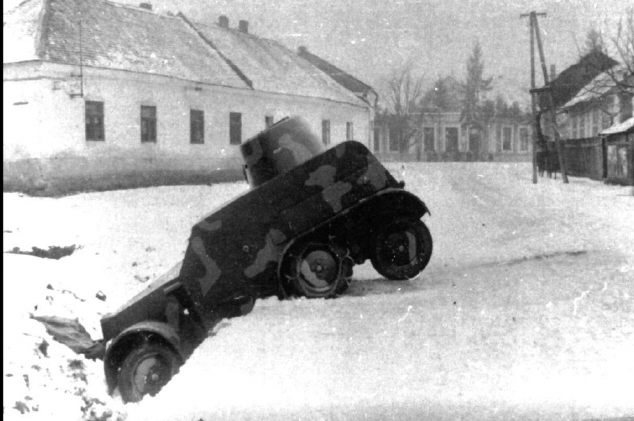 Obrněný automobil Tatra vz. 30 opuštěný svojí posádkou v Rosvegově.
