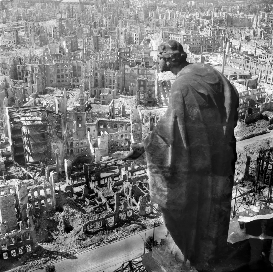 Město Drážďany po bombardování.