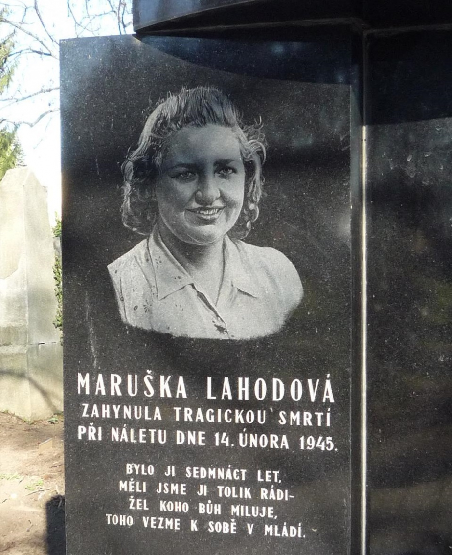 Hrob Marie Lahodové na Krčském hřbitově v Praze.