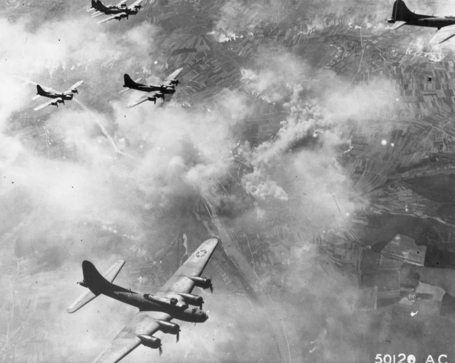 Pohled na skupinu amerických bombardérů. 