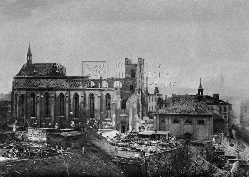 Symbol náletu ze 14. února 1945 – těžce poškozený Emauzský klášter. 