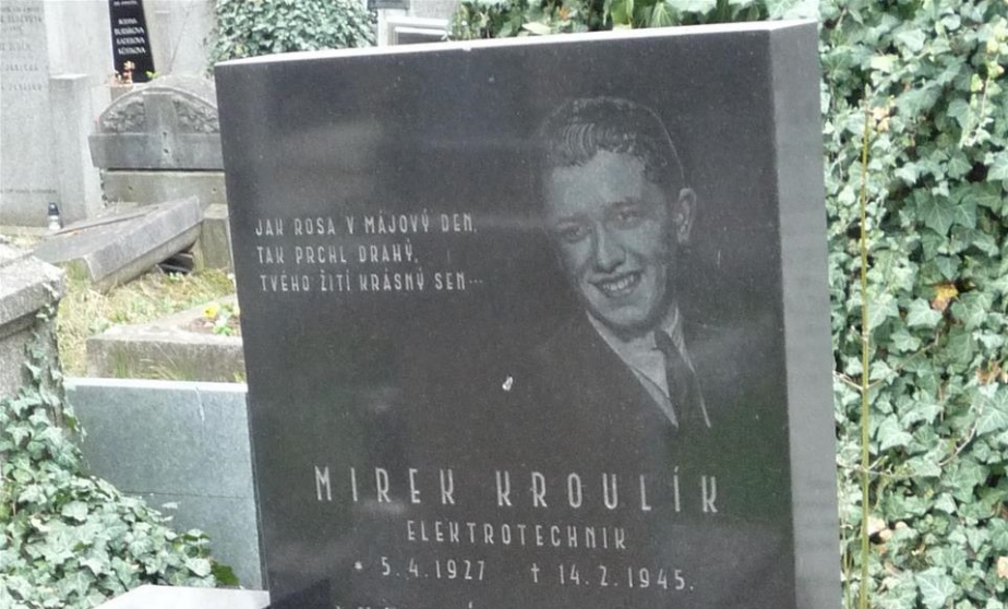 Hrob Miroslava Kroulíka na Krčském hřbitově v Praze. 