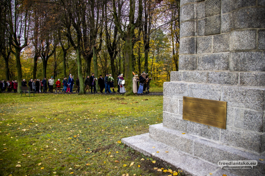 Momentka ze slavnostního odhalení zrenovovaného pomníku v Dětřichově. 