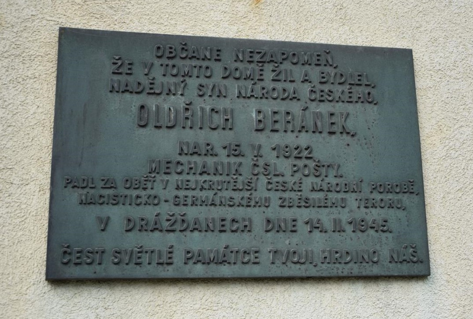 Bronzová pamětní deska umístěna na domě v Praze 10, kde žil Oldřich Beránek.