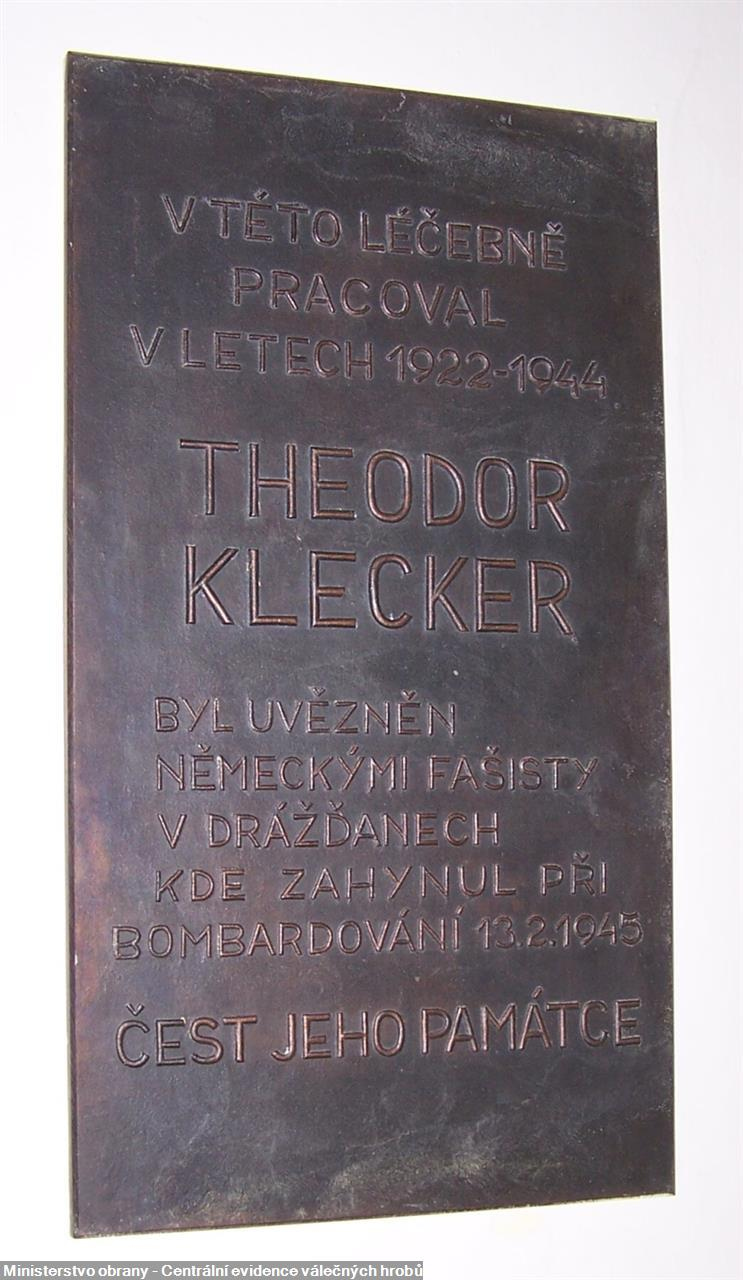 Pamětní deska Theodoru Kleckerovi umístěná v budově ředitelství šumperské nemocnice.