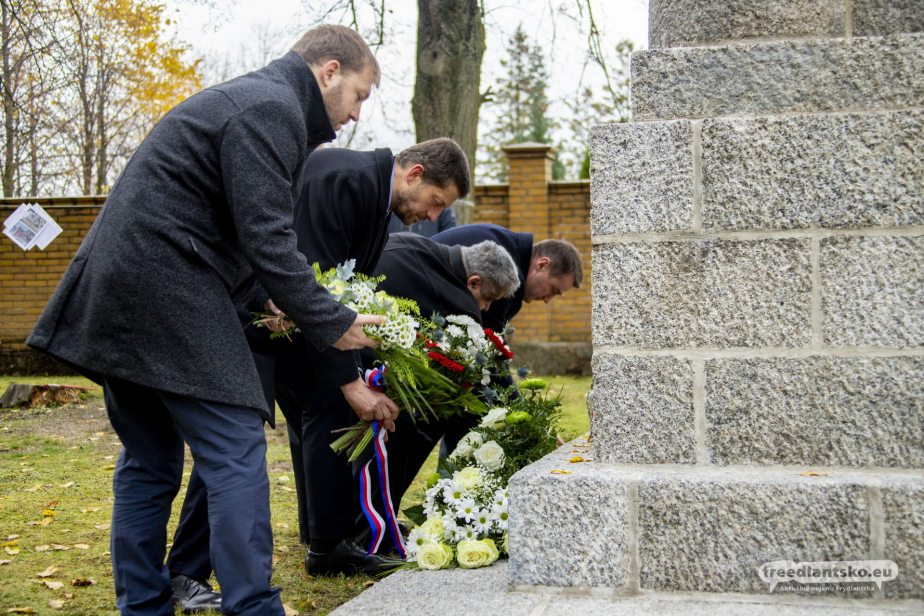 Pietní akt během slavnostního odhalení zrenovovaného pomníku v Dětřichově. 