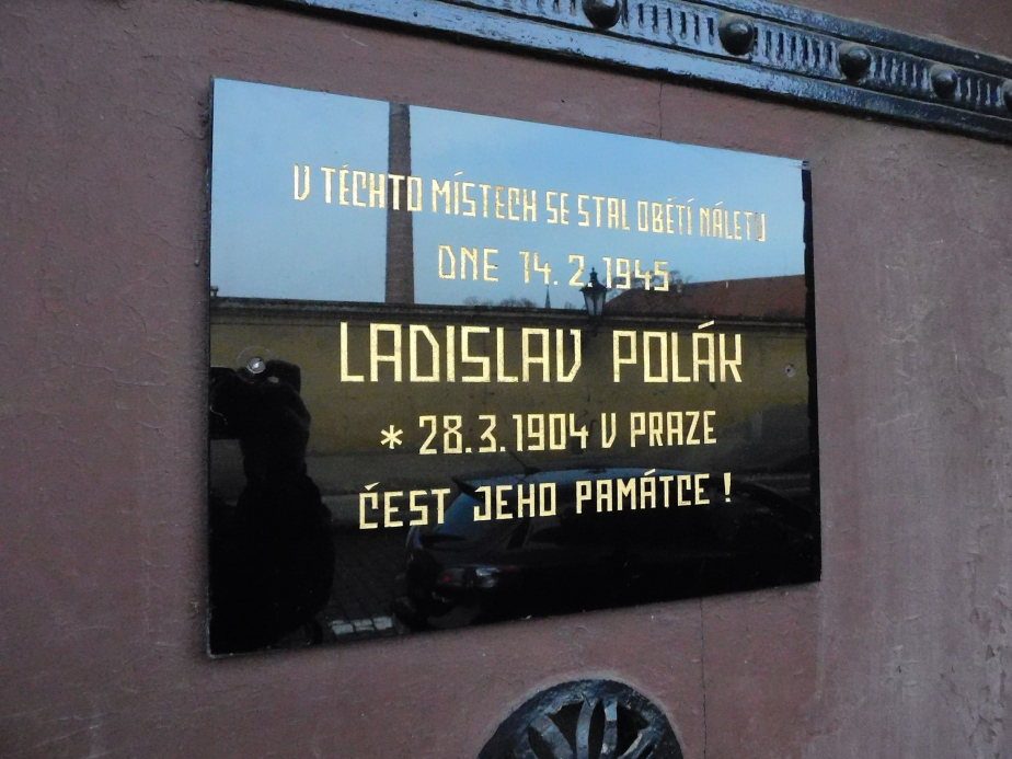 Místo oběti náletu Ladislava Poláka u Gynekologicko-porodnické kliniky v Apolinářské ulici v Praze. 