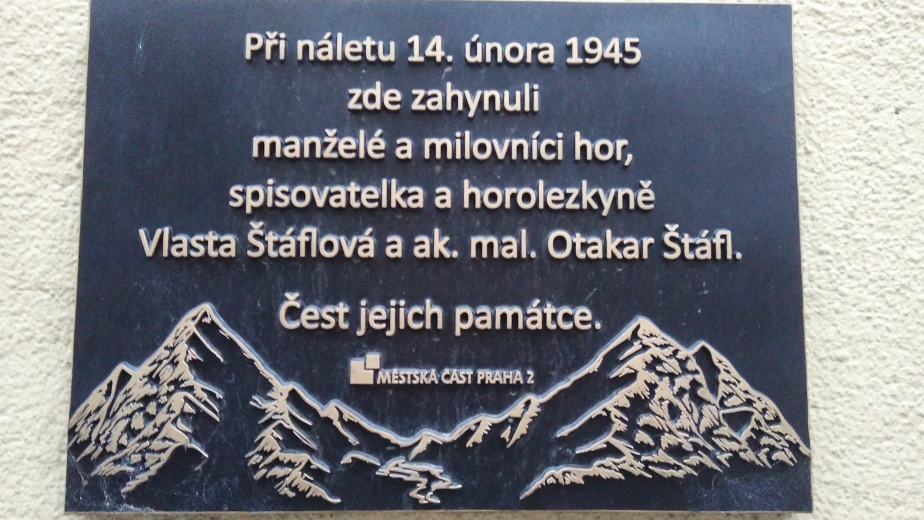 Pamětní deska v Mánesově ulici na Praze 2 připomíná manžele Štáflovi jako oběti náletu.