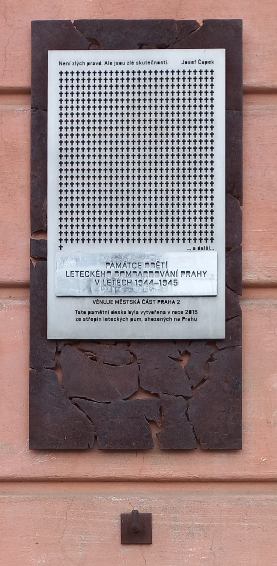 Pamětní deska památce obětí leteckého bombardování Prahy v letech 1944-1945 na Karlově náměstí.