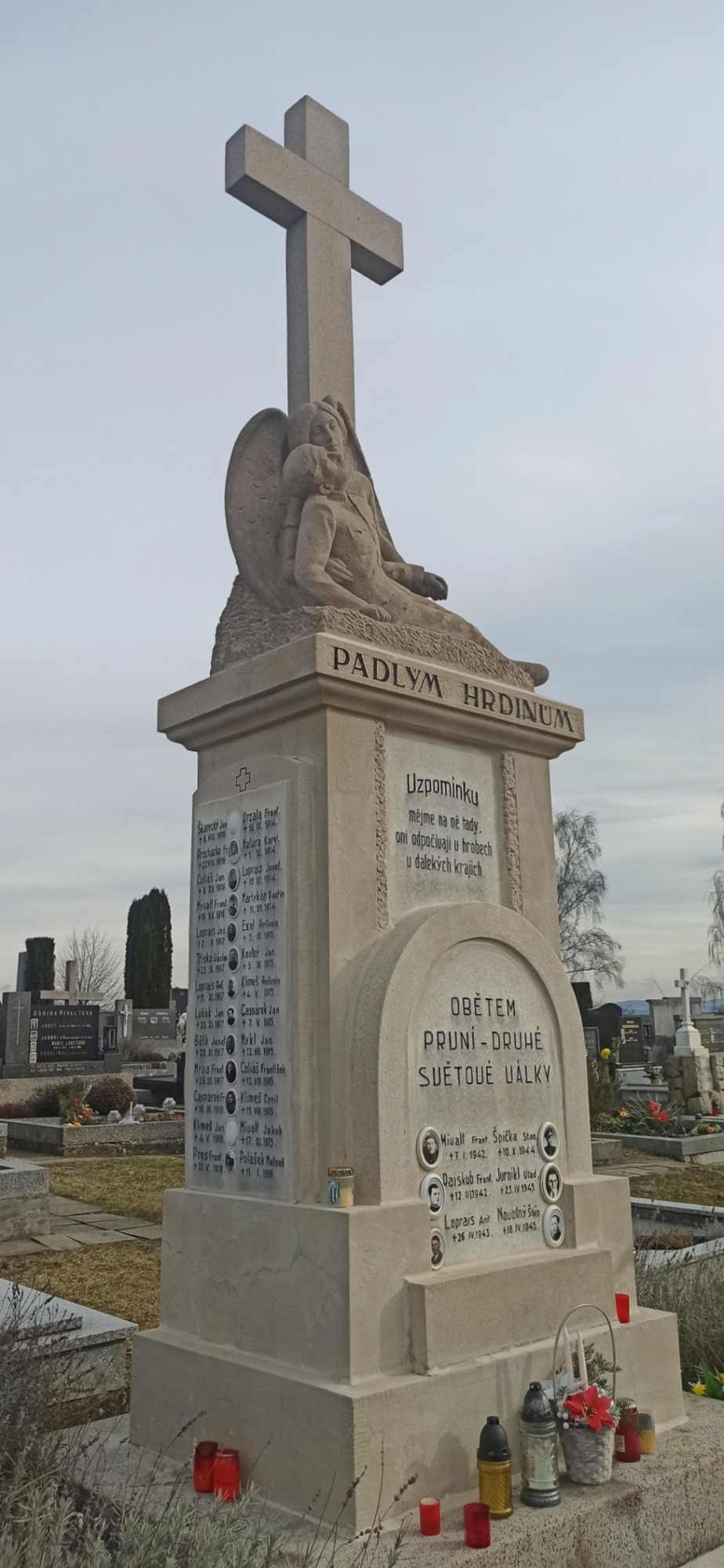 Pomník padlým občanům na místním hřbitově ve Vracově po renovaci. 
