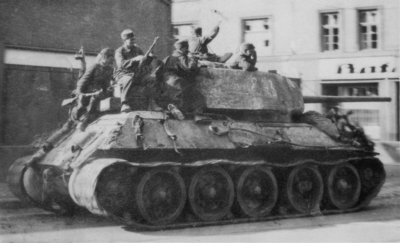 Tank T34-85 Československé samostatné tankové brigády v Ostravě 30.4.1945.