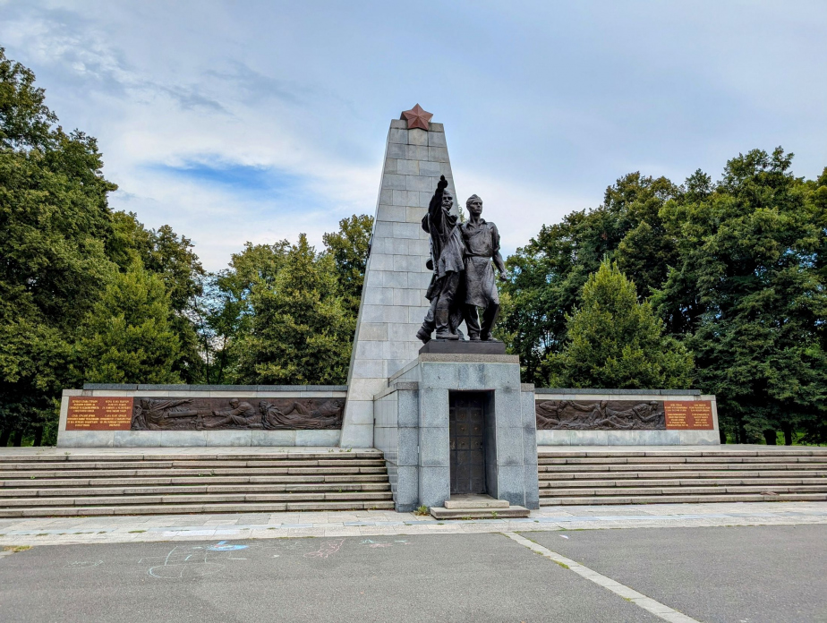 Národní kulturní památka – Památník Rudé armády v Moravské Ostravě odhalený v roce 1946. 