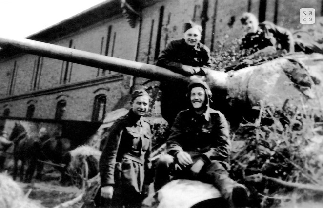 Nad velitelem tanku Mikulášem Končickým se o hlaveň opírá Josef Gregor, který padl 30. dubna 1945 před ostravskou radnicí.