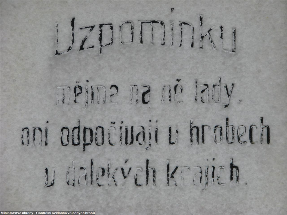 Detail pomníku padlým občanům na místním hřbitově ve Vracově před renovací. 
