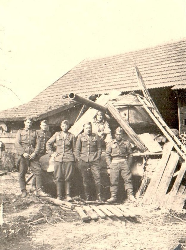 Skupina československých tankistů pravděpodobné v Ostravě-Vítkovicích.