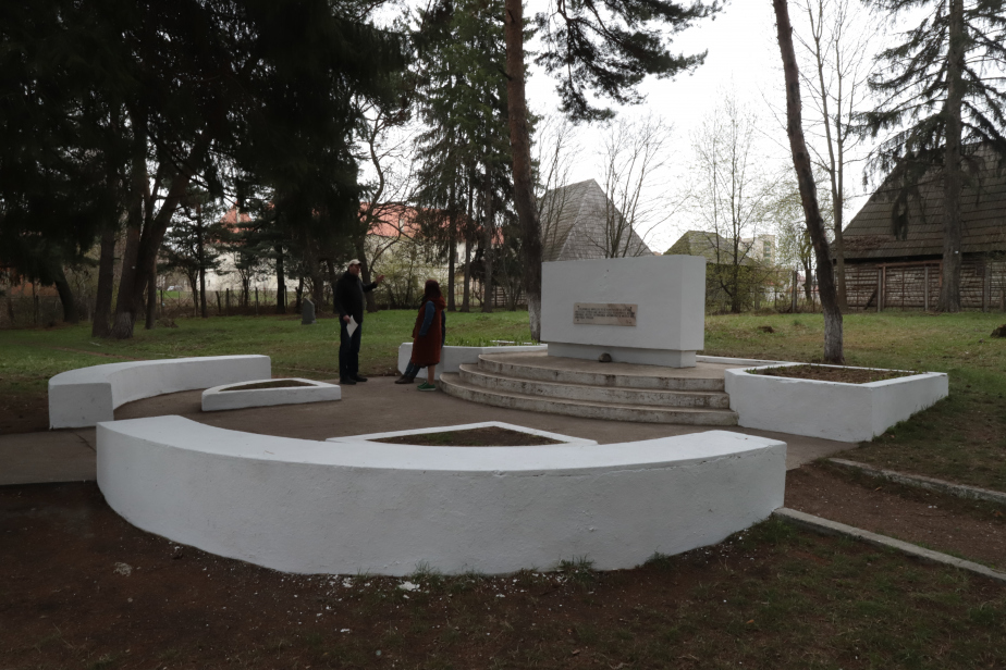 Ústřední památník na hřbitově v Miercurea-Ciuc.