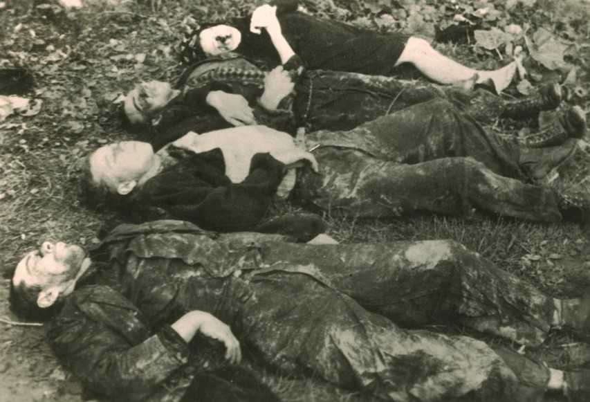 Exhumace Jana Polčáka, Františka Žáka, Karla Vařáka a Roziny Šopové, zavražděných 4. května 1945 v Hošťálkové.