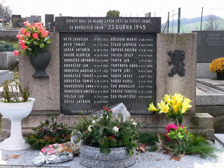 Společný hrob obětí v Pozděchově