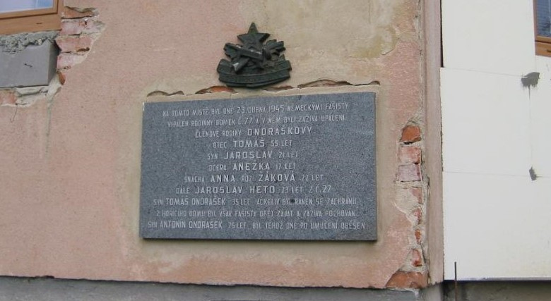 Pamětní deska na čp. 77 v Prlově