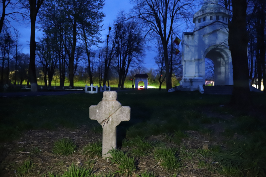 Jeden z bezejmenných pomníčků v Bacau.
