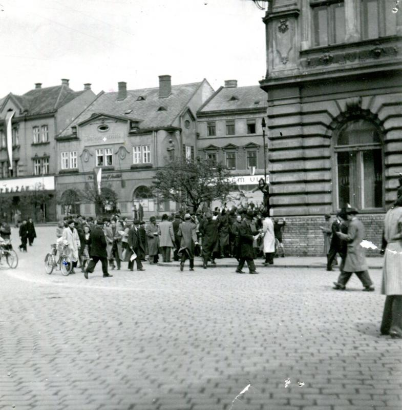 První okamžiky přerovského povstání. Srocování davu u Městského domu na Náměstí TGM (Dolní náměstí)