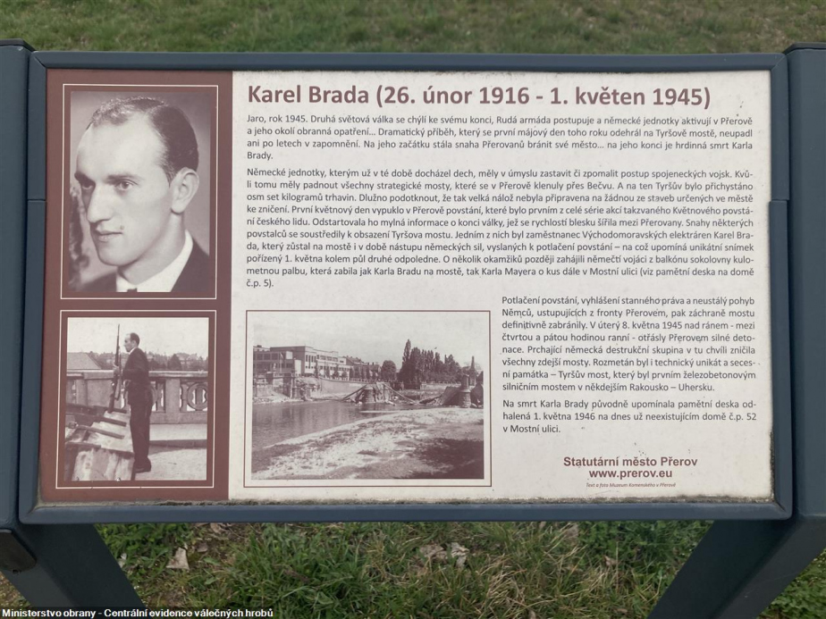 Pamětní deska připomínající Karla bradu u Tyršova mostu.