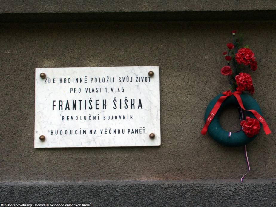 Pamětní deska v místě úmrtí Františka Šišky.