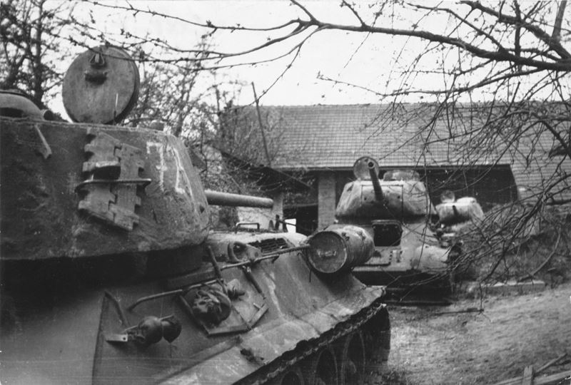 Čs. tanky ve dvoře Albertovec