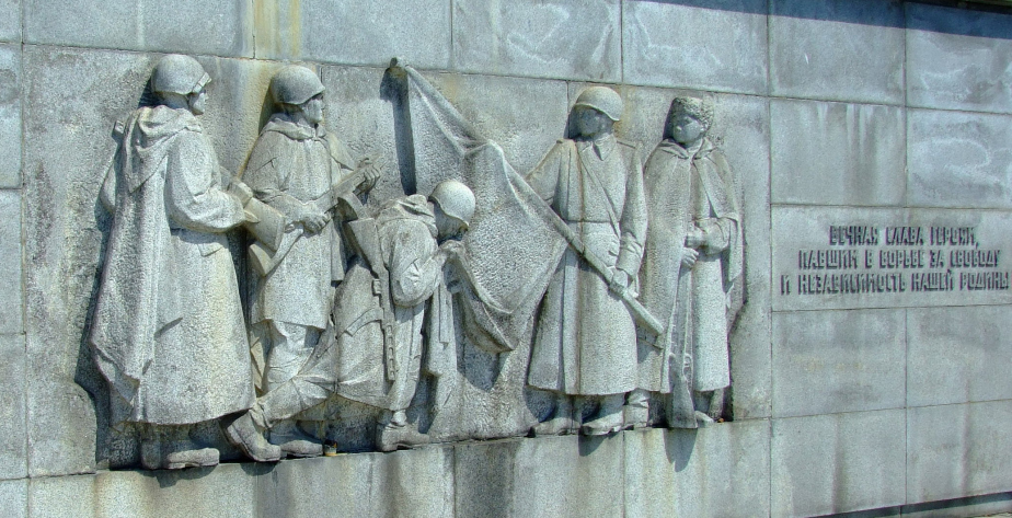 Žulový reliéf J. Snopka u prvního slavínského schodiště zobrazuje přísahu sovětských vojáků.